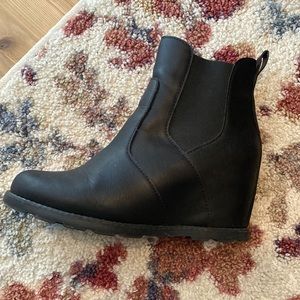 Black wedge boot